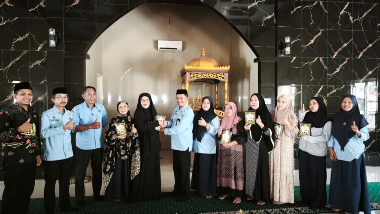 Perbaiki Bacaan Al-Qur’an, Penyuluh Agama KUA Kecamatan Kajang Bagikan Buku Iqra kepada Majelis Taklim Nurul Amin